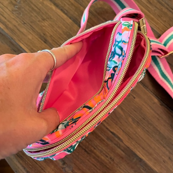 Lilly Pulitzer Runaround printed belt bag in Soleil Pink perfect poppy - Picture 11 of 16